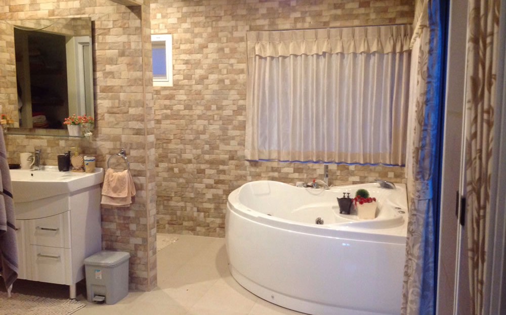 [:en]Pranburi 2 bedroom resort home[:th]Beautiful custom master bathroom with Jacuzzi[:de]Beautiful custom master bathroom with Jacuzzi[:]