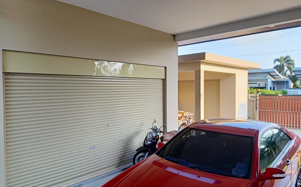 Home by the beach for sale – garage view